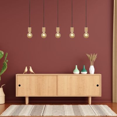 Lustre bois et noir au dessus d'un meuble bas en bois